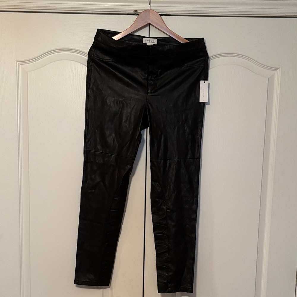Velvet by Graham & Spencer Black Cropped Leather-Look Ankle Pants